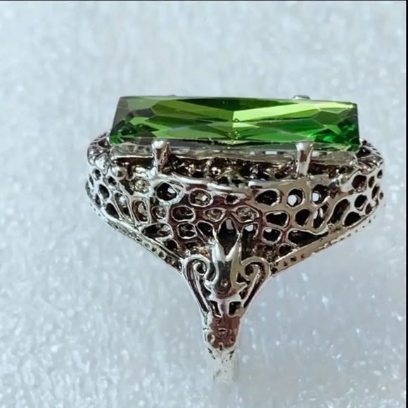 Beautiful! Vintage Inspired Ornate Boho Rectangular Green Zircon Ring - Picture 3 of 3